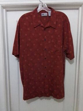 UNTIED SILK MENS SHORT SLEEVE BUTTON FRONT SHIRT, LARGE